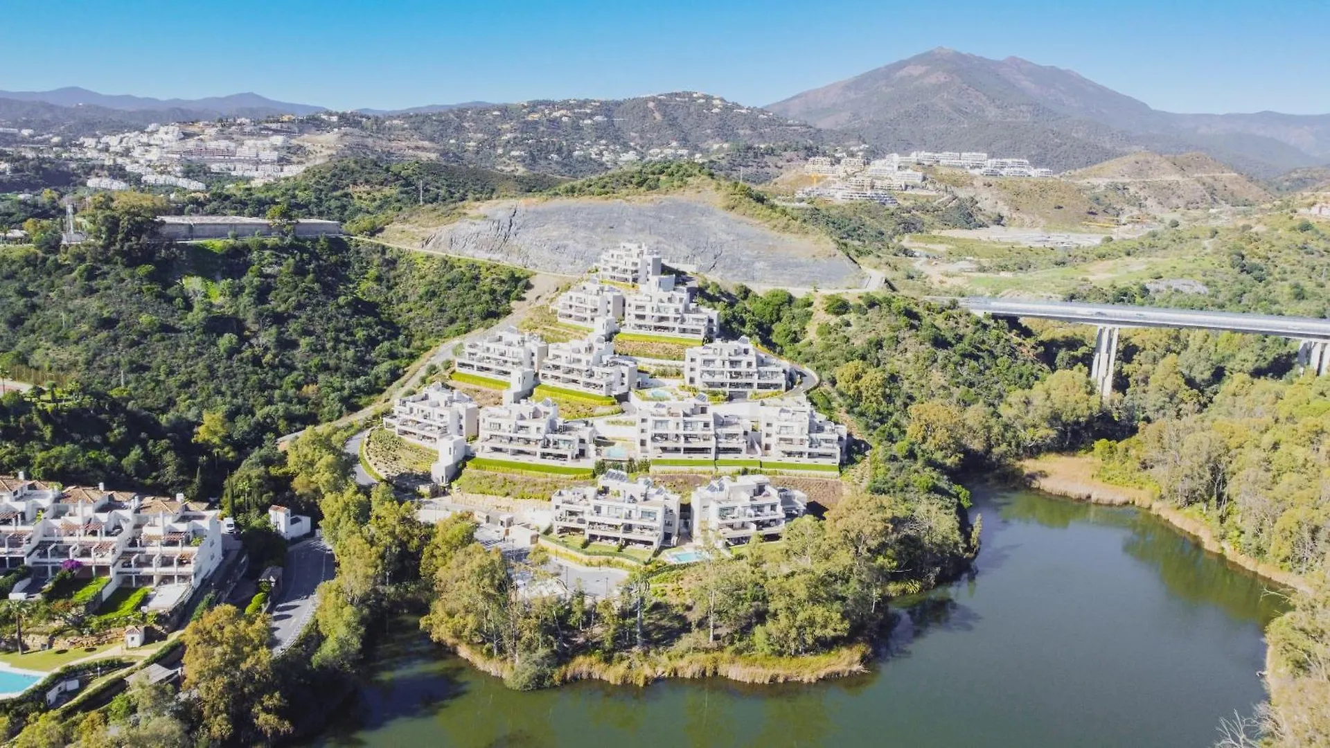 Marbella Lakes - 3 Bedroom Apartment
