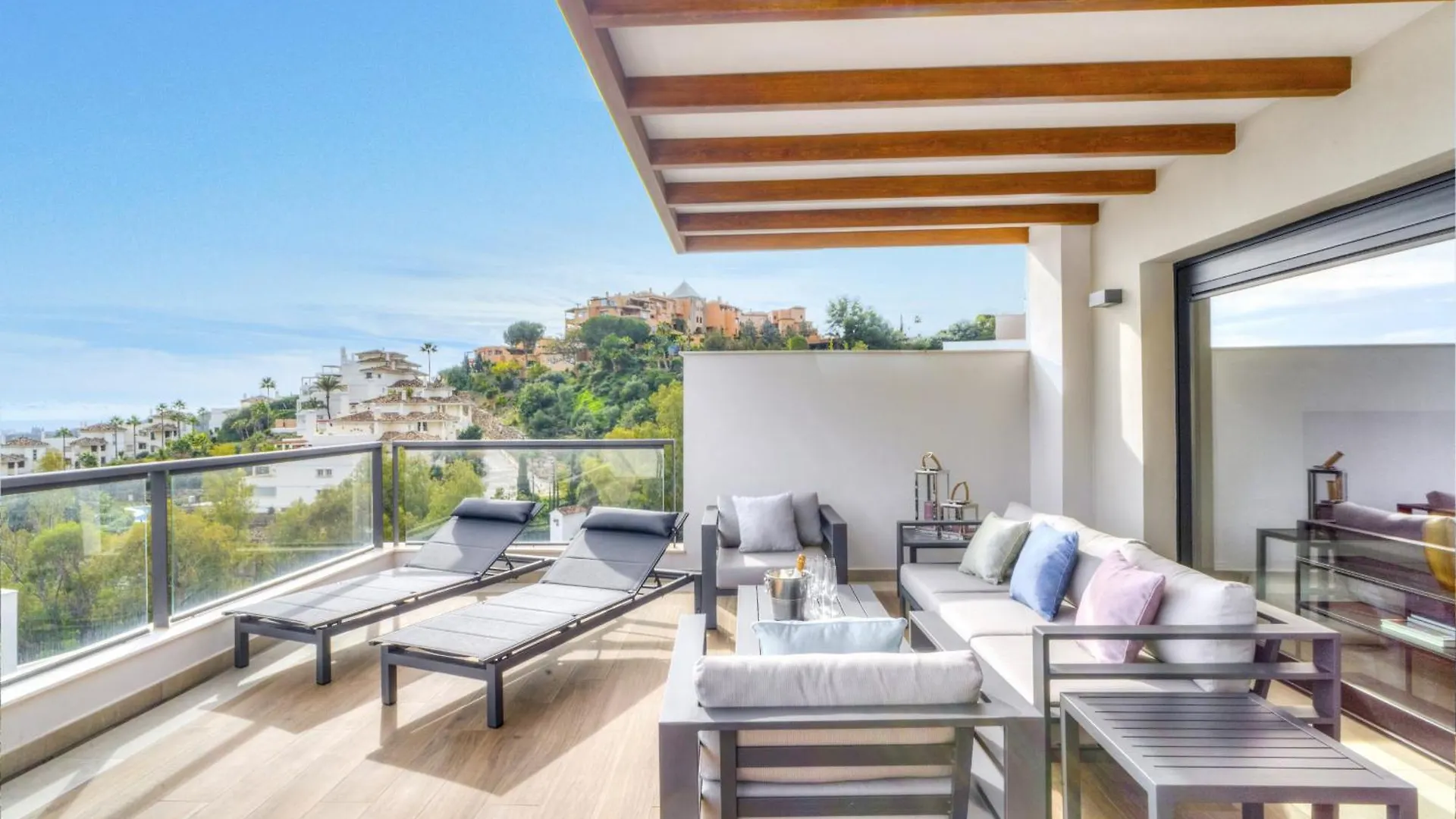 Marbella Lakes - 3 Bedroom Apartment