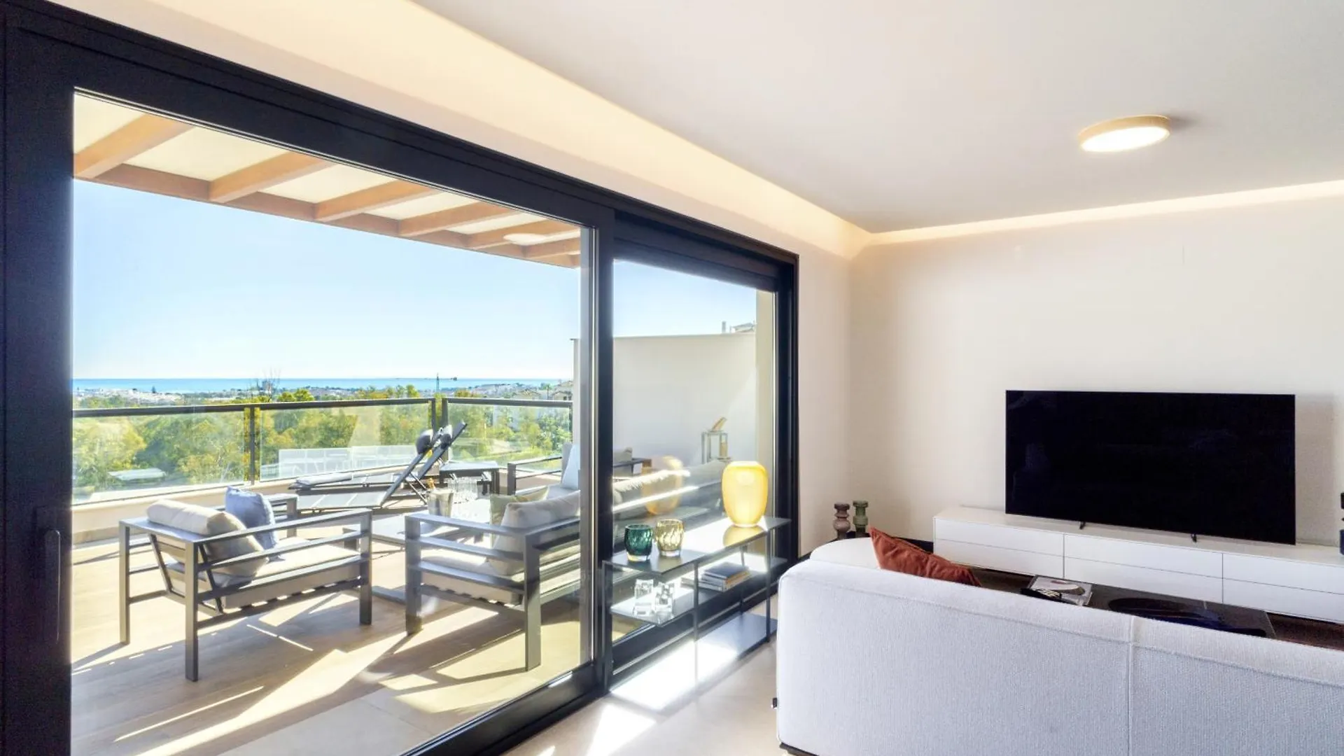 Marbella Lakes - 3 Bedroom Apartment