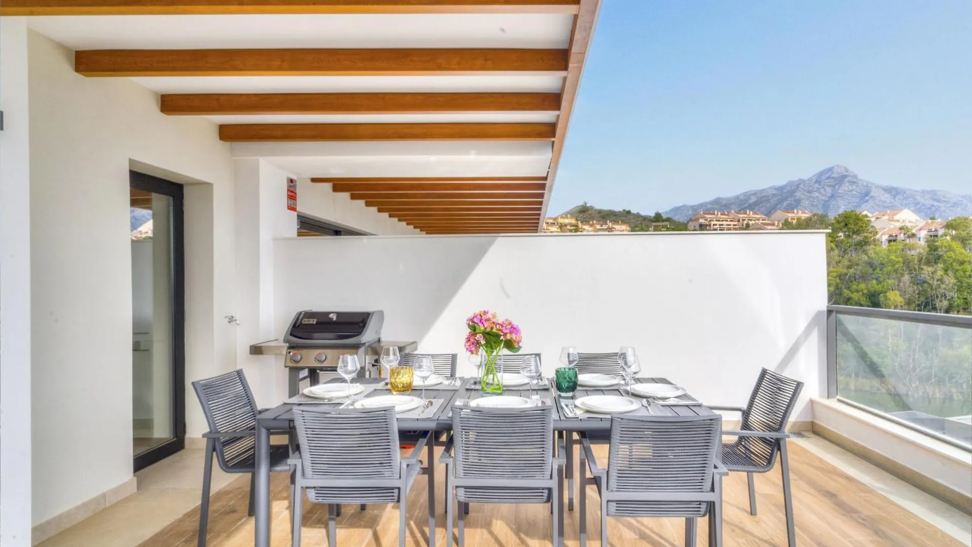 Marbella Lakes - 3 Bedroom Apartment 0*,