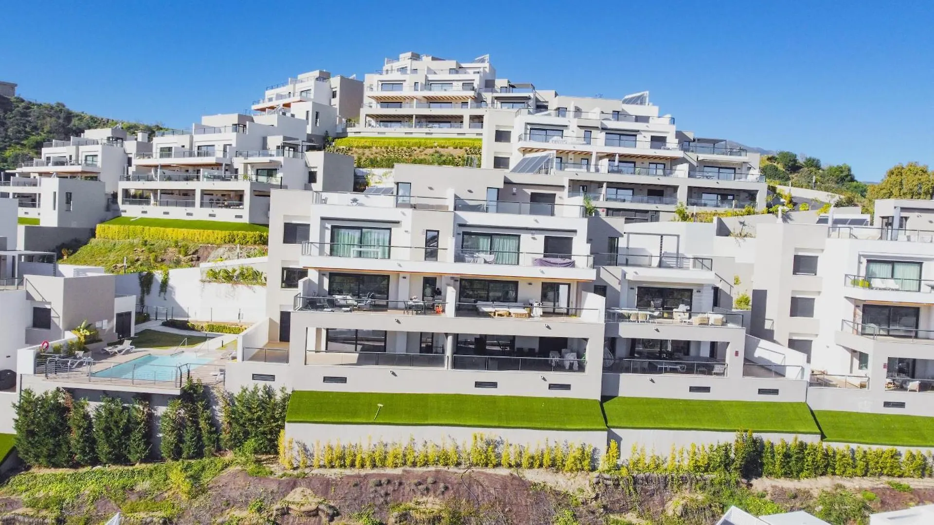 Marbella Lakes - 3 Bedroom Apartment