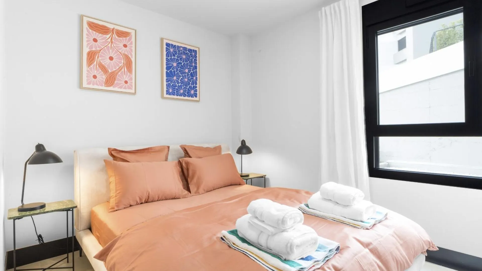 Marbella Lakes - 3 Bedroom Apartment