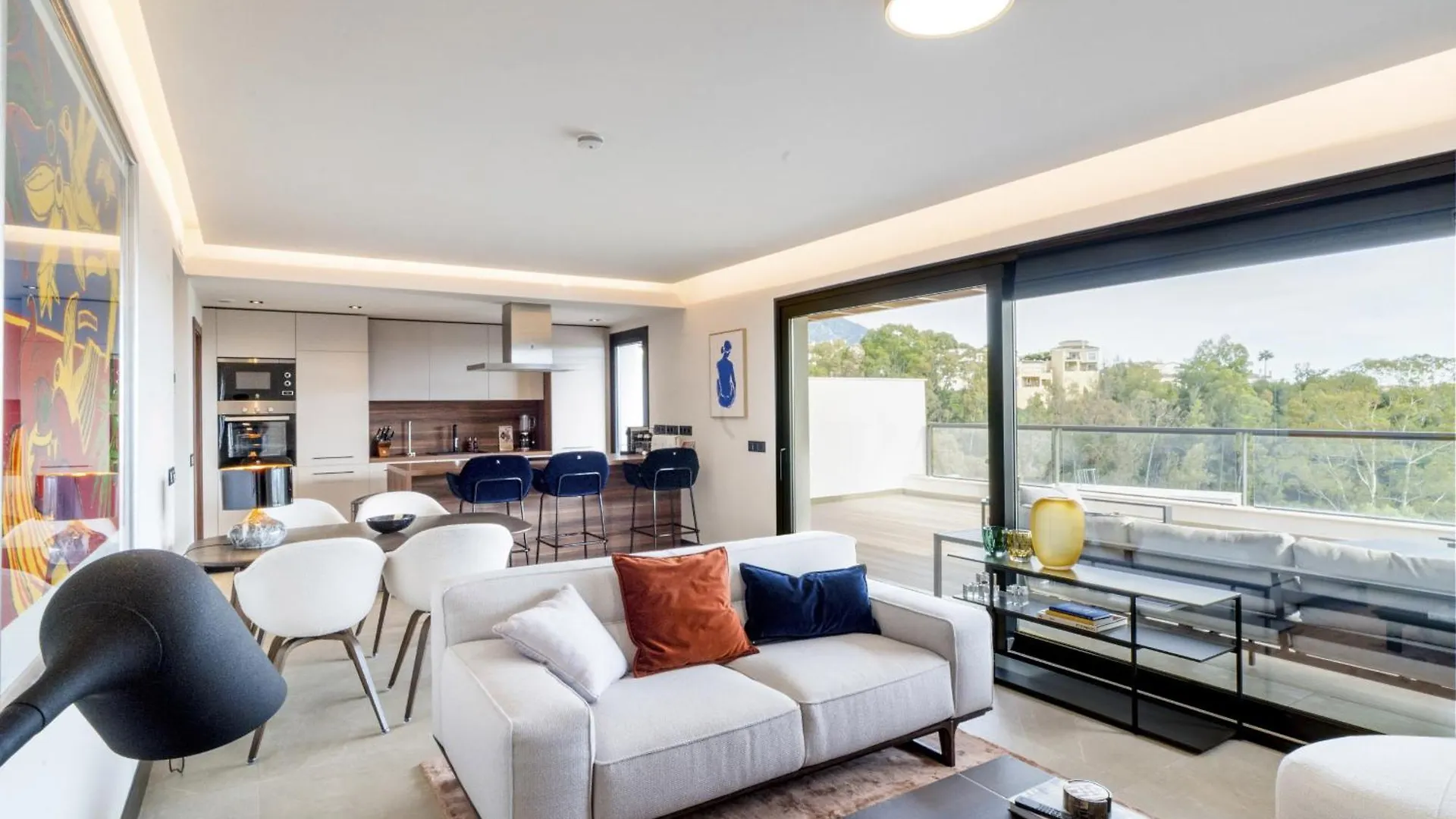 Marbella Lakes - 3 Bedroom Apartment